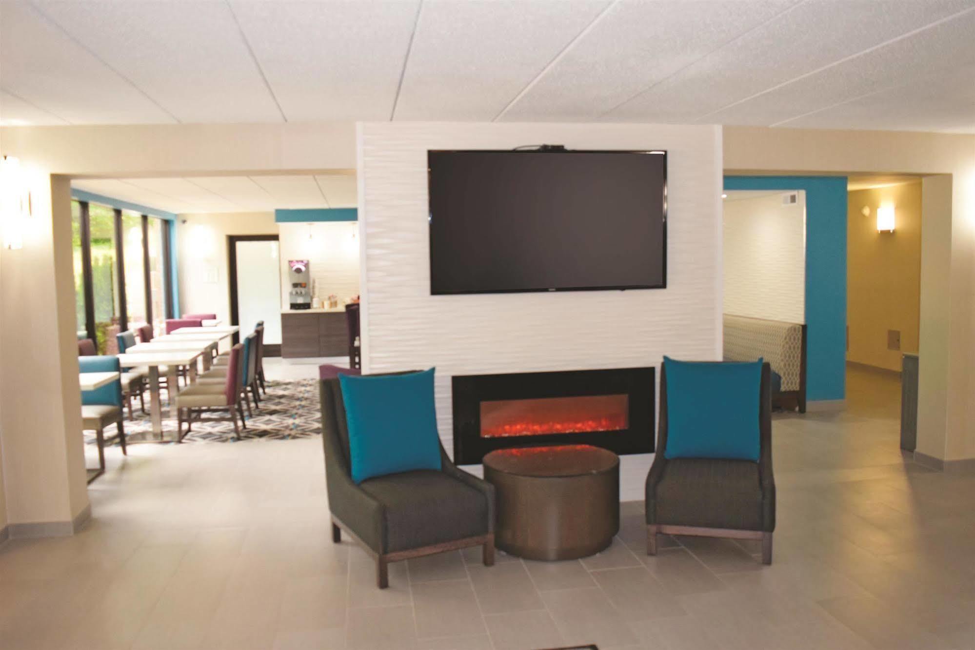La Quinta By Wyndham Sturbridge Exterior foto